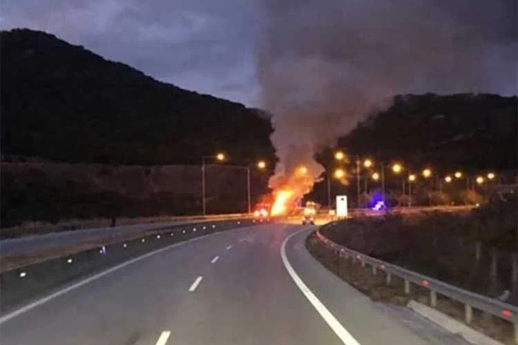 Στις φλόγες τυλίχθηκε νταλίκα στην Εγνατία Οδό (εικόνες)